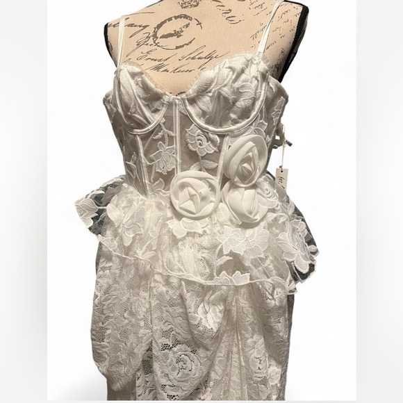 White gown - Picture 4 of 4